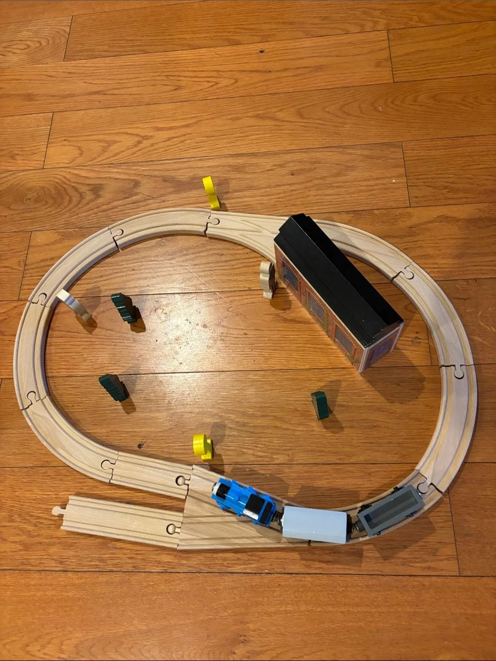 Thomas the Train Wooden Toy Train Set with Track and Accessories - Picture 4 of 8